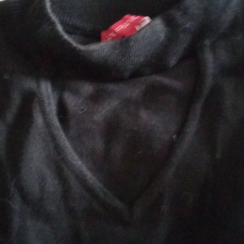 💫San-Francisco Adorable Women's Black V-Neck Top with Silver Accent - Picture 3 of 10